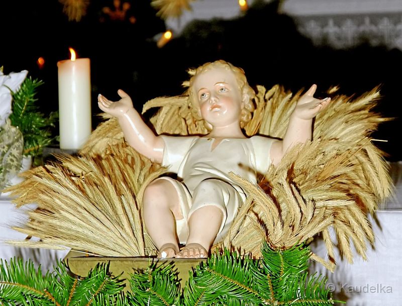 Christbaum und Krippe in der Kirche 01.jpg - Christbaum und Krippe in der Kirche